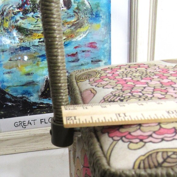 VINTAGE QUILTED SEWING BOX, 11 X 7" CLEAN AND CUTE - Picture 5 of 7